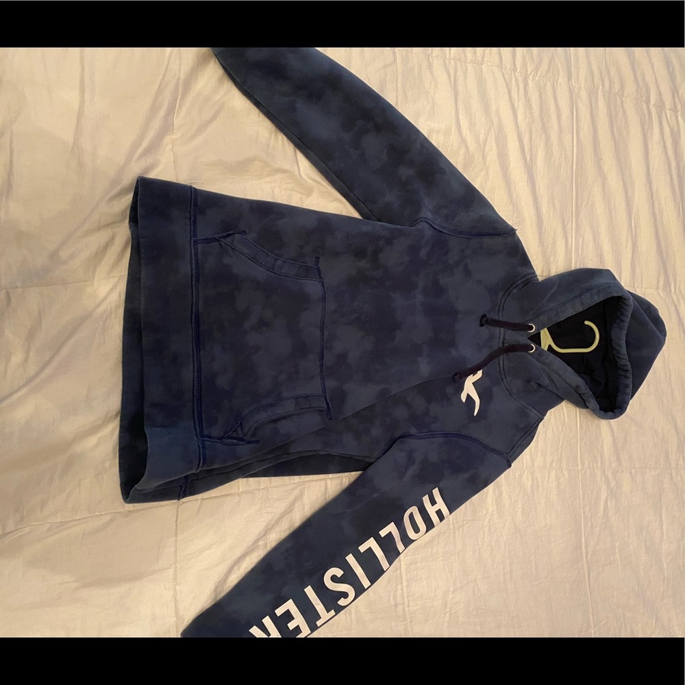 grey and black holister sweatshirt